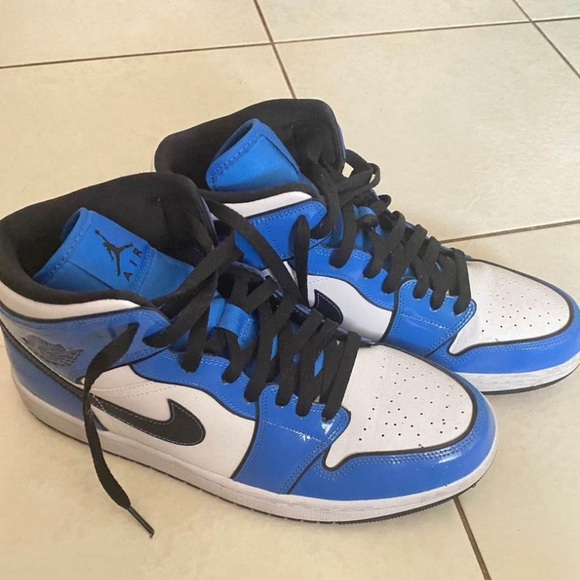 jordan 1 mid signal blue - Picture 1 of 5